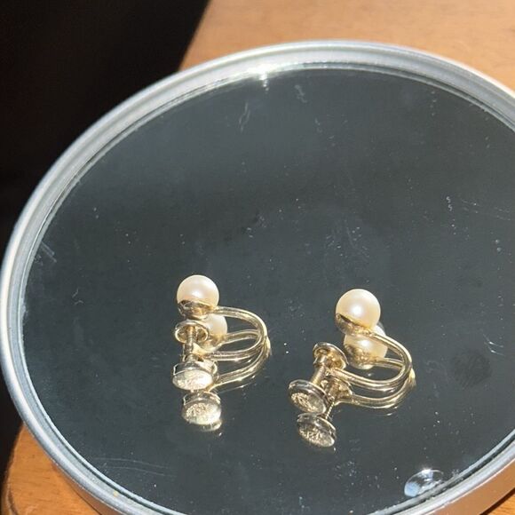 Vintage small faux pearl screw back earrings - Picture 3 of 4